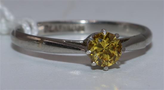 Platinum and fancy yellow diamond ring(-)